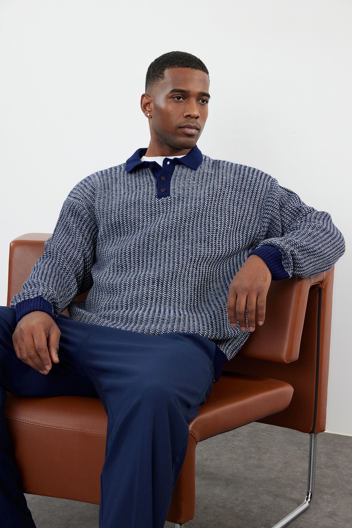 Trendyol Collection-Marineblauer Strickpullover mit Polokragen – lässig TMNAW25KZ00007 1