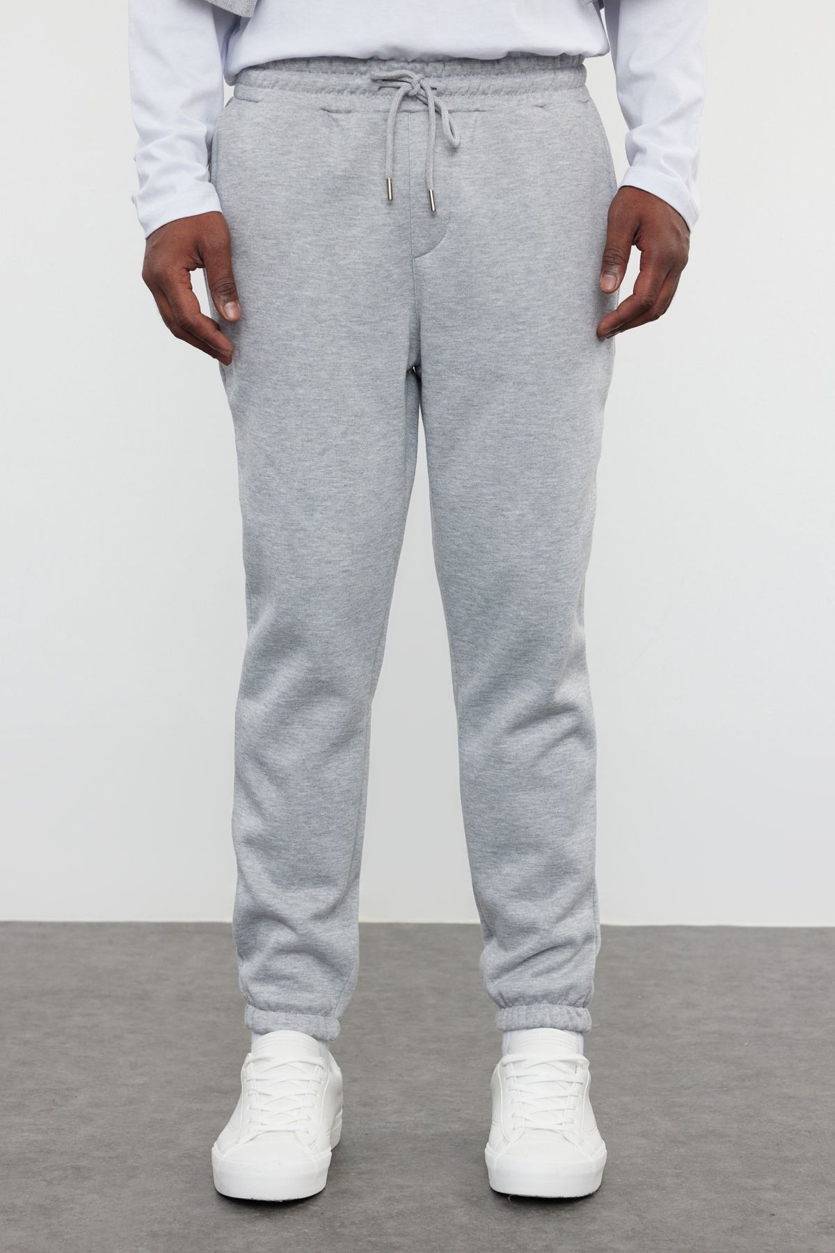 Trendyol Collection-Schwarz-graue Fleece-Jogginghose – elastisches Bein, dicke Innenseite, 2er-Pack TMNAW25EA00004 3