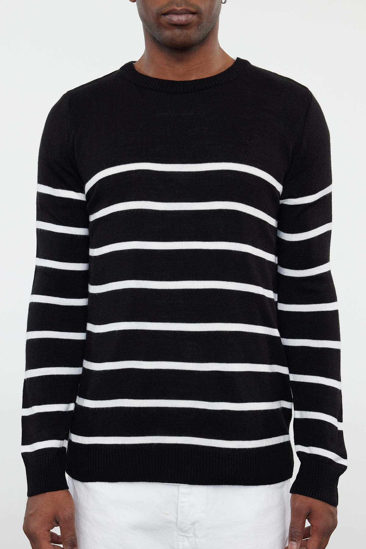 Edit by Trendyol-Pulover negru cu dungi cu gât dublu pentru tricotaje, slim fit - TMNAW25KZ00033 3