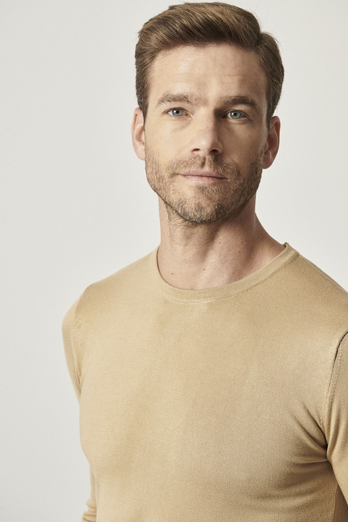 Erkek Bej Standart Fit Normal Kesim Bisiklet Yaka Desensiz Basic Triko Kazak