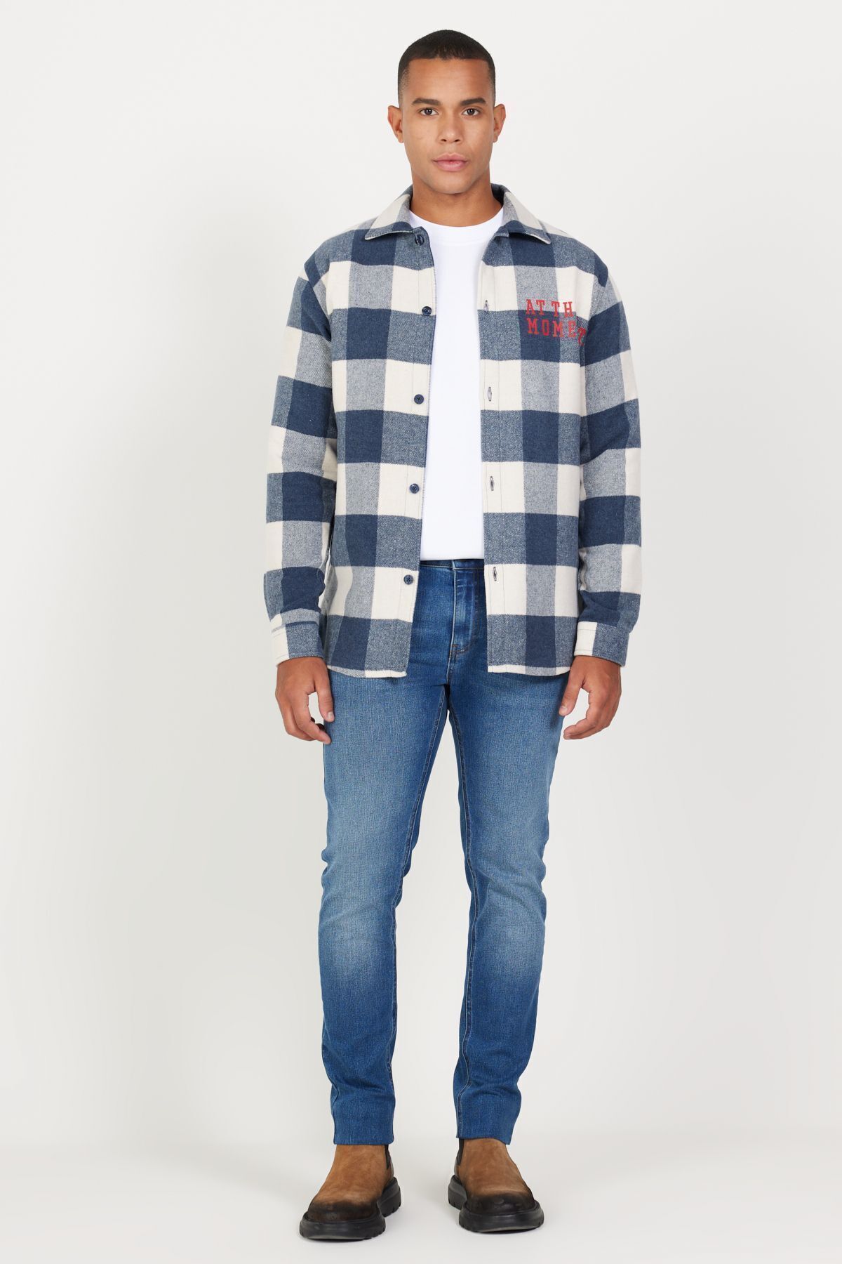 AC&Co / Altınyıldız Classics-Herrenhemd aus marineblau-beiger Wolle mit bequemer Passform und geknöpftem Revers 4