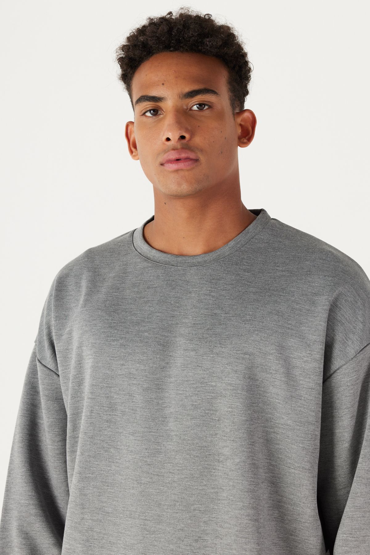 AC&Co / Altınyıldız Classics Erkek Gri Melanj Oversize Bol Kesim Bisiklet Yaka Düz Sweatshirt görsel 4