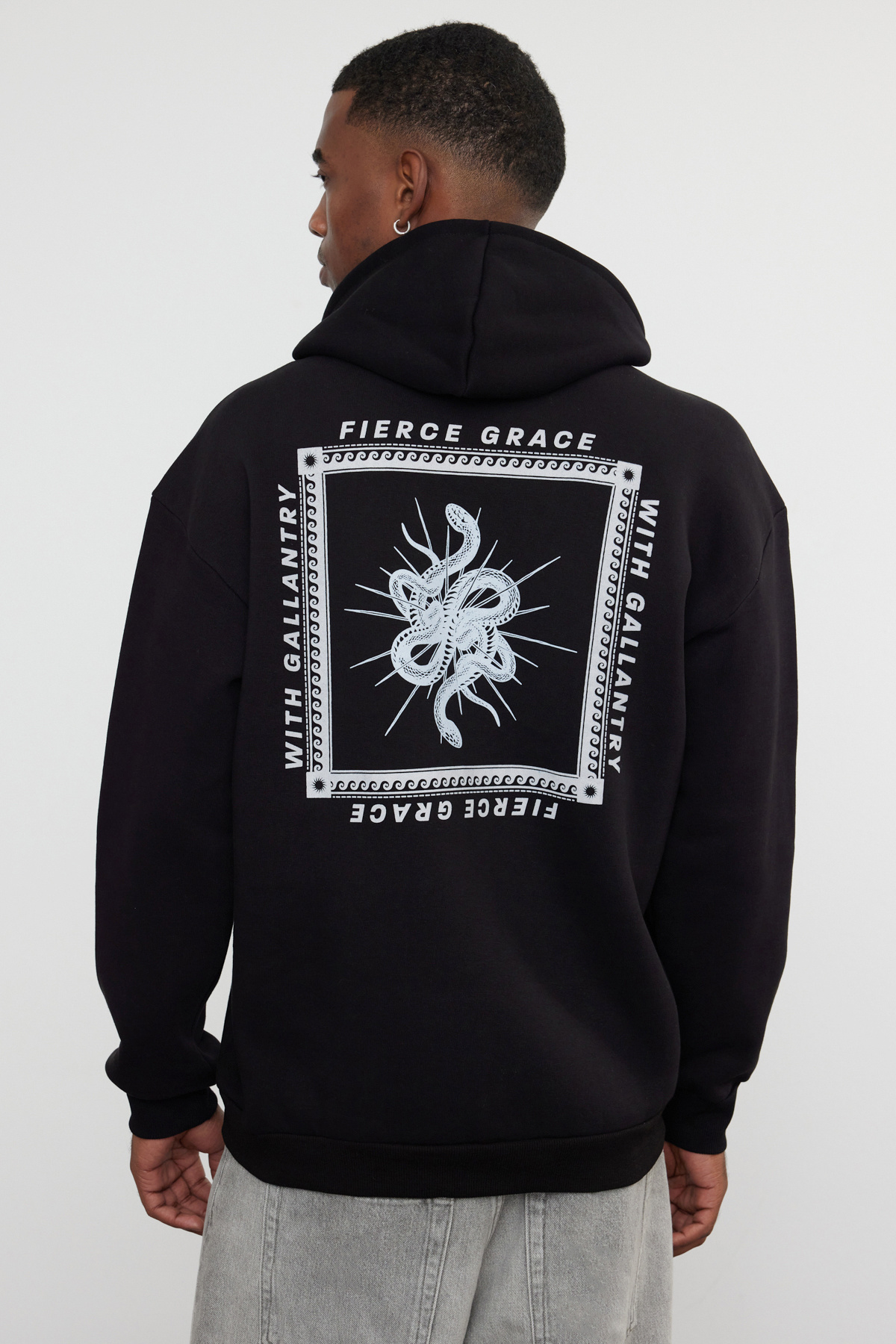 Trendyolmilla Man Siyah Oversize/Geniş Kesim Kapüşonlu Mistik Baskılı İçi Polar/Sıcak Tutan Sweatshirt TMNAW25SW00057