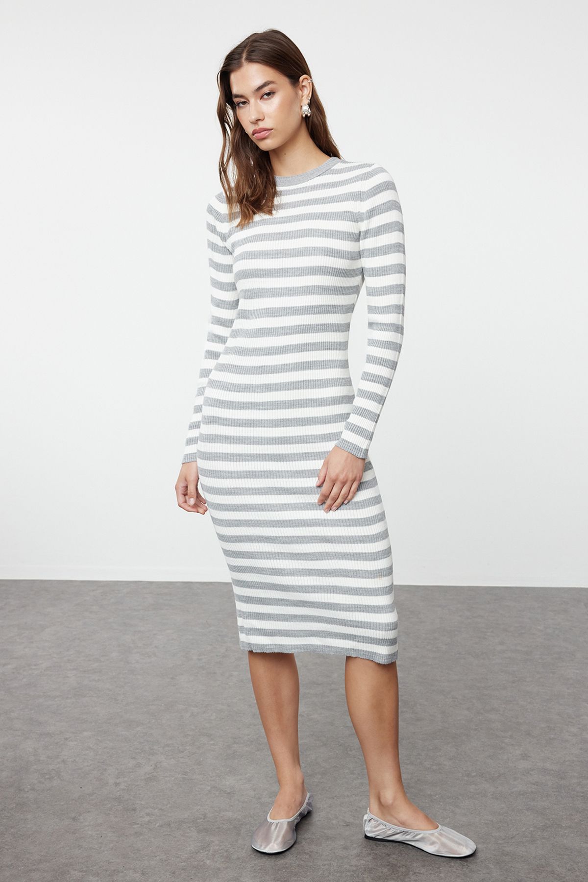 Trendyol Collection Dzianinowa Szara Sukienka Midi W Paski - Basic Kobieta - S