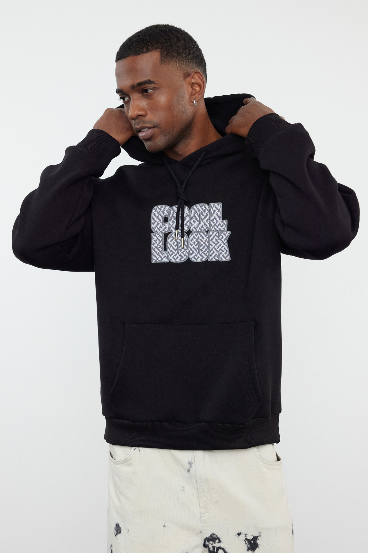 Trendyolmilla Man Siyah Oversize/Geniş Kesim Kapüşonlu İçi Polar/Sıcak Tutan Nakışlı Sweatshirt TMNAW25SW00030