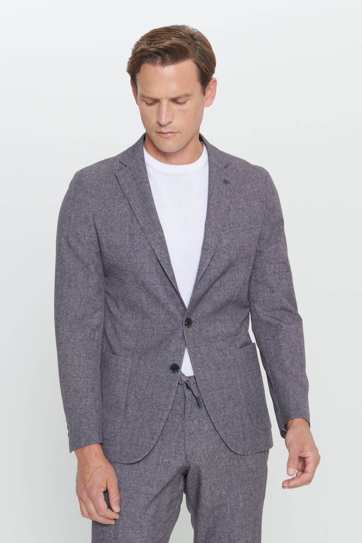 آلتین ییدلیز کلاسیکس کت و شلوار مردانه طرح‌دار یقه تک رنگ مشکی-دودی اسلیم فیت با برش باریک و کیف مسافرتی