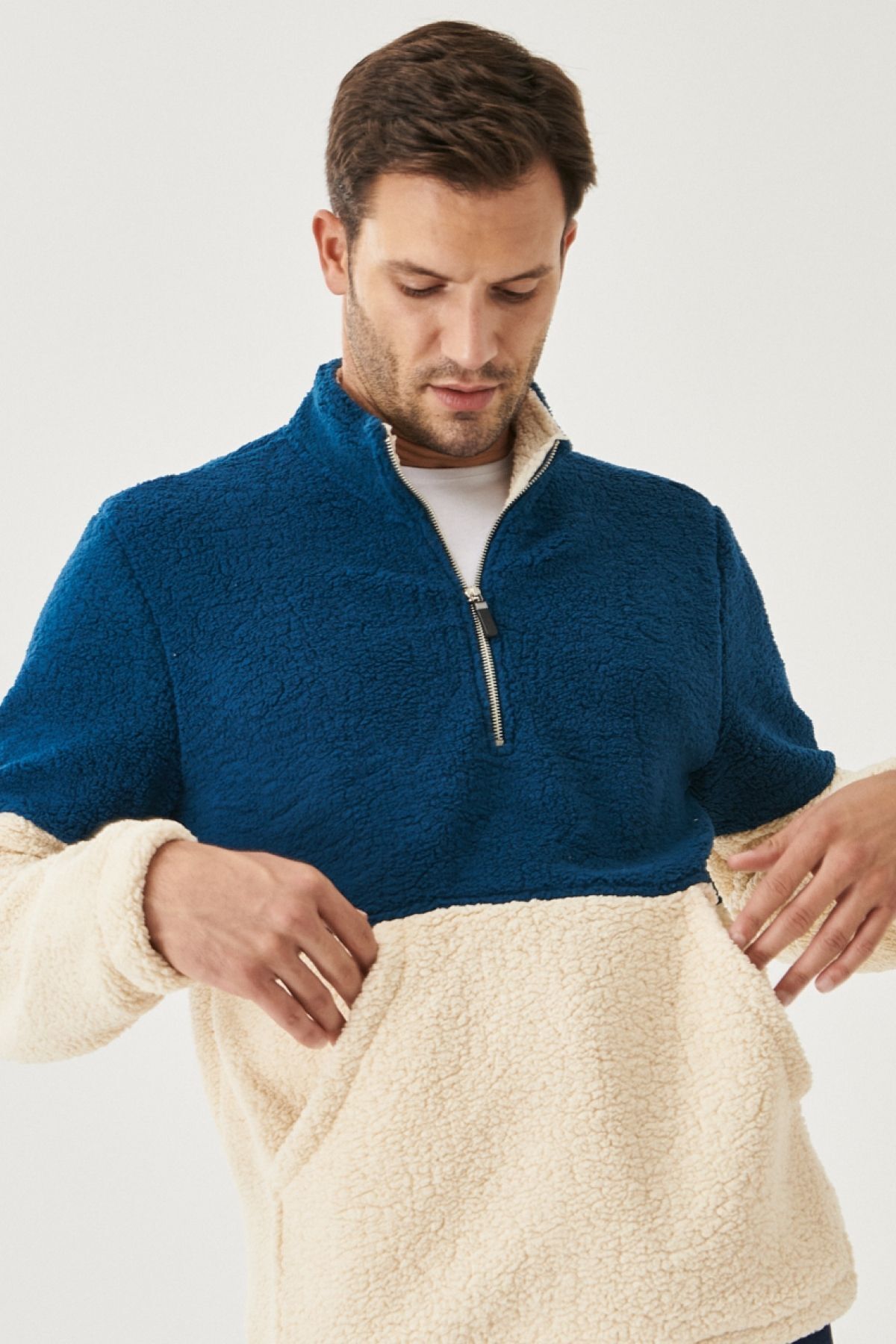 AC&Co / Altınyıldız Classics Erkek Petrol Tas Standart Fit Dik Bato Yaka Kanguru Cepli Çift Renkli Sherpa Polar Sweatshirt görsel 3