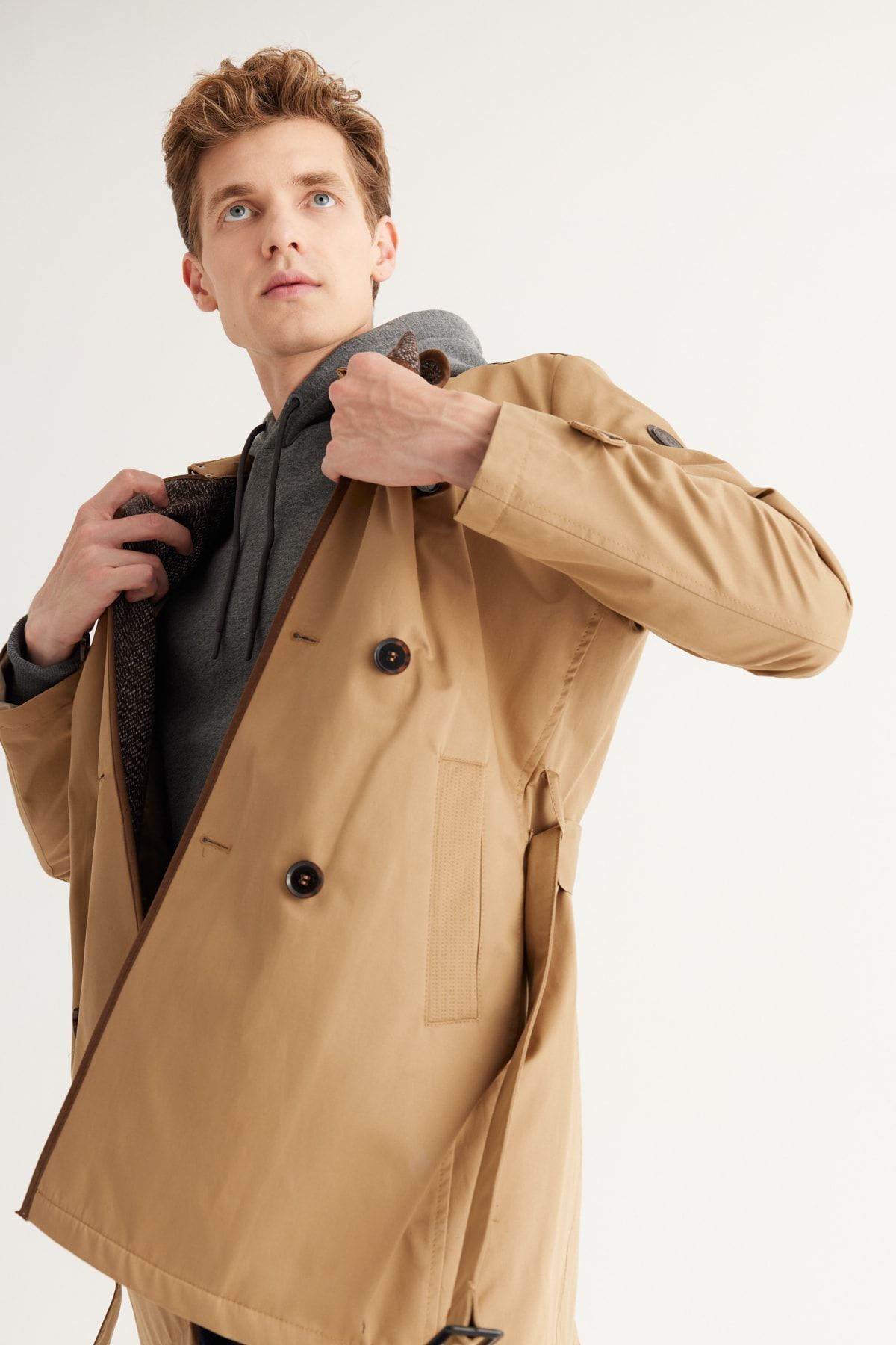ALTINYILDIZ CLASSICS-Beigefarbener Herren-Trenchcoat aus Baumwolle mit Standard-Passform und normalem Schnitt und Hemdkragen 3