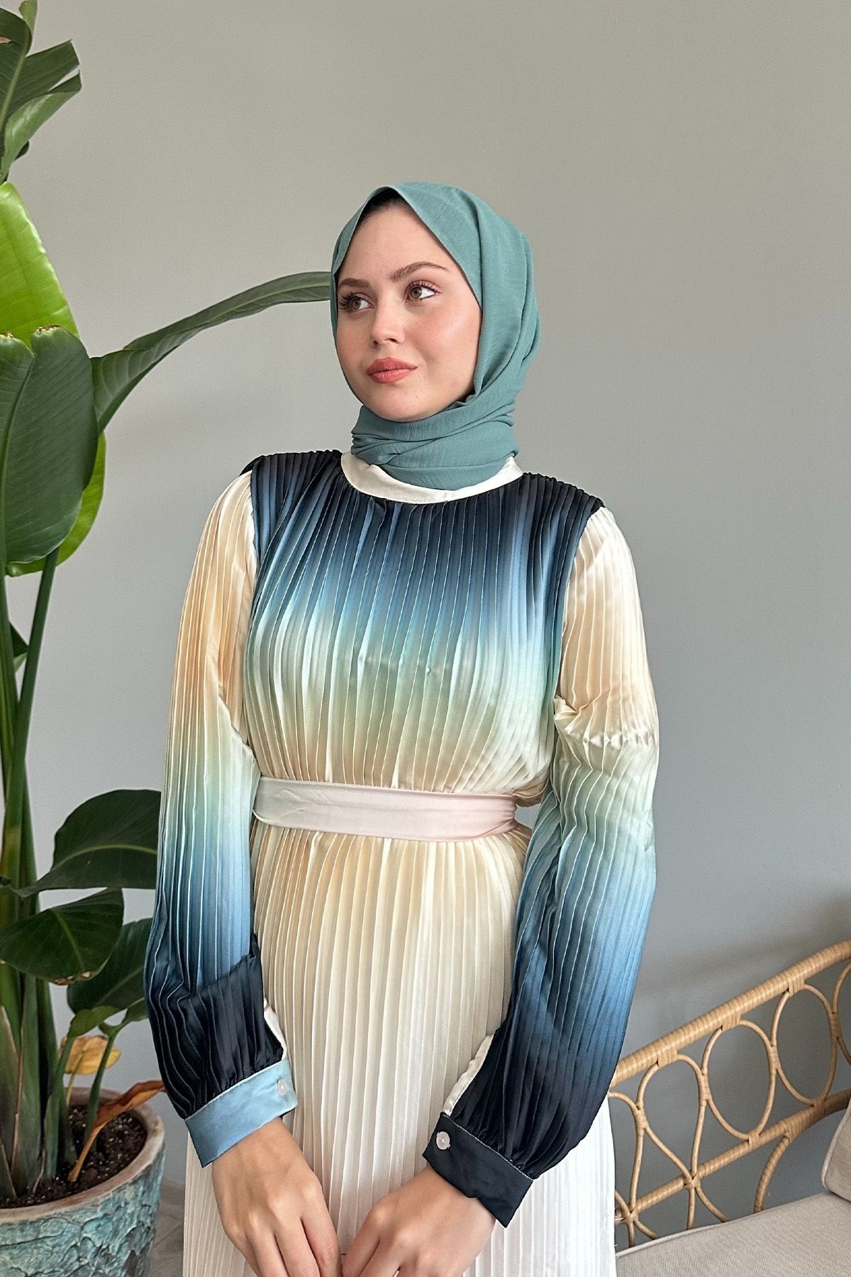 InStyle-Übergangskleid aus plissiertem Indigo-Satin 4