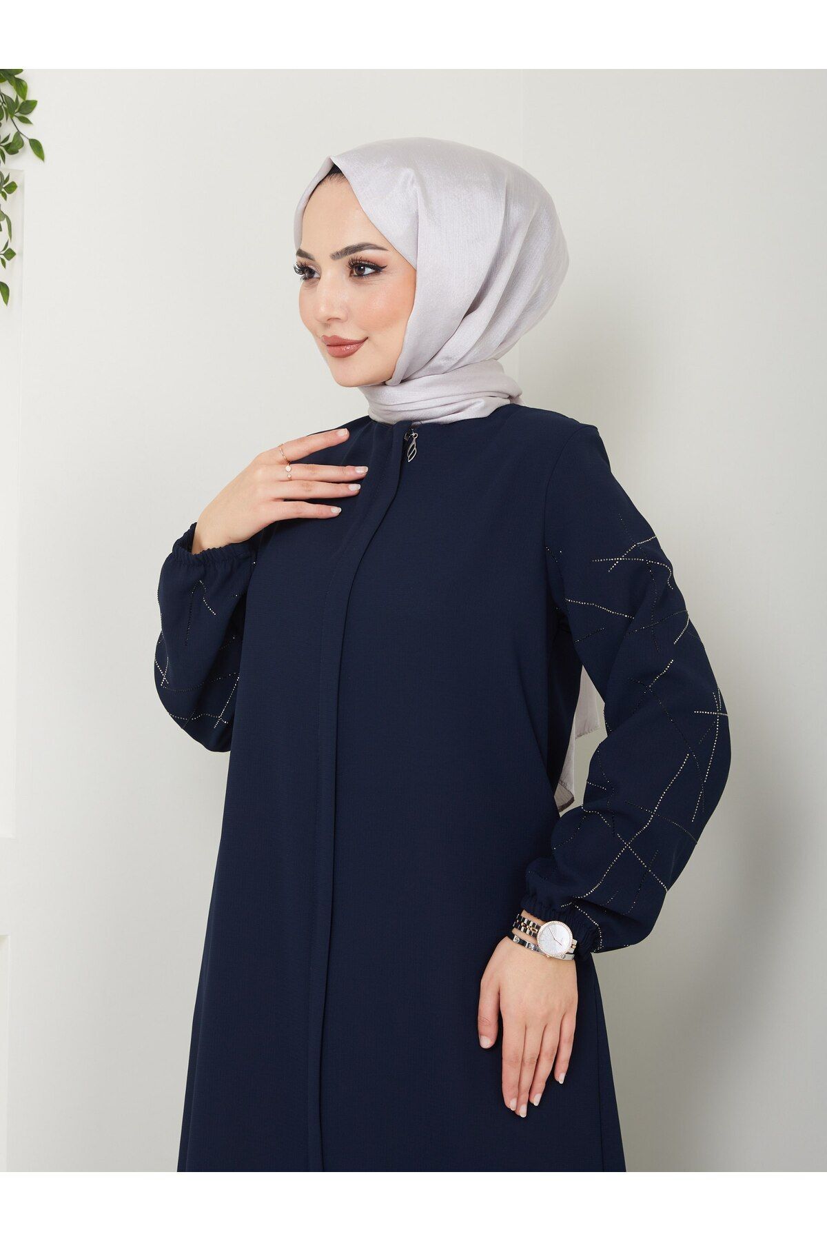 Neva Style-Stone Detailed Arm Ferace 4