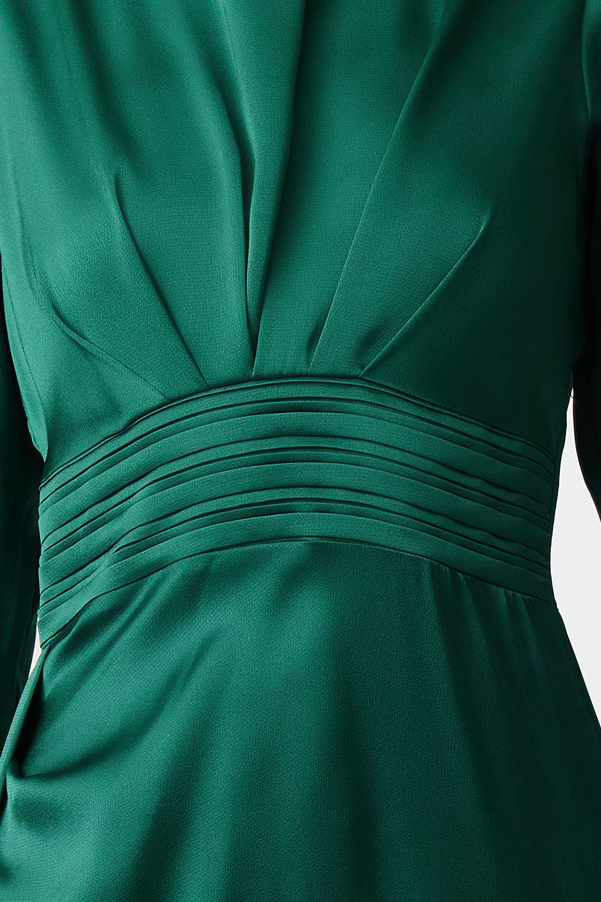 Trendyol Modest-Smaragdgrünes Abendkleid aus gewebtem Satin – Abendkleid mit Gürteldetails TCTSS24DB00067 3