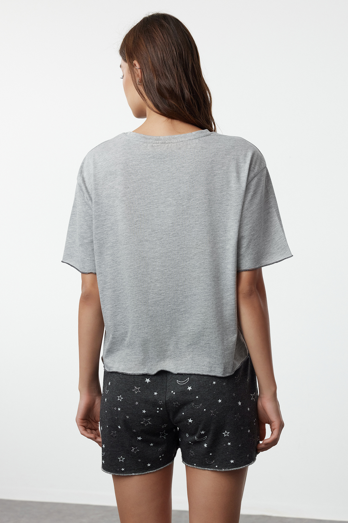 Trendyolmilla  Gri Melanj Galaksi Desenli Baby Overlok Detaylı Şortlu Örme Pijama Takımı THMSS24PT00203 - Görsel 5