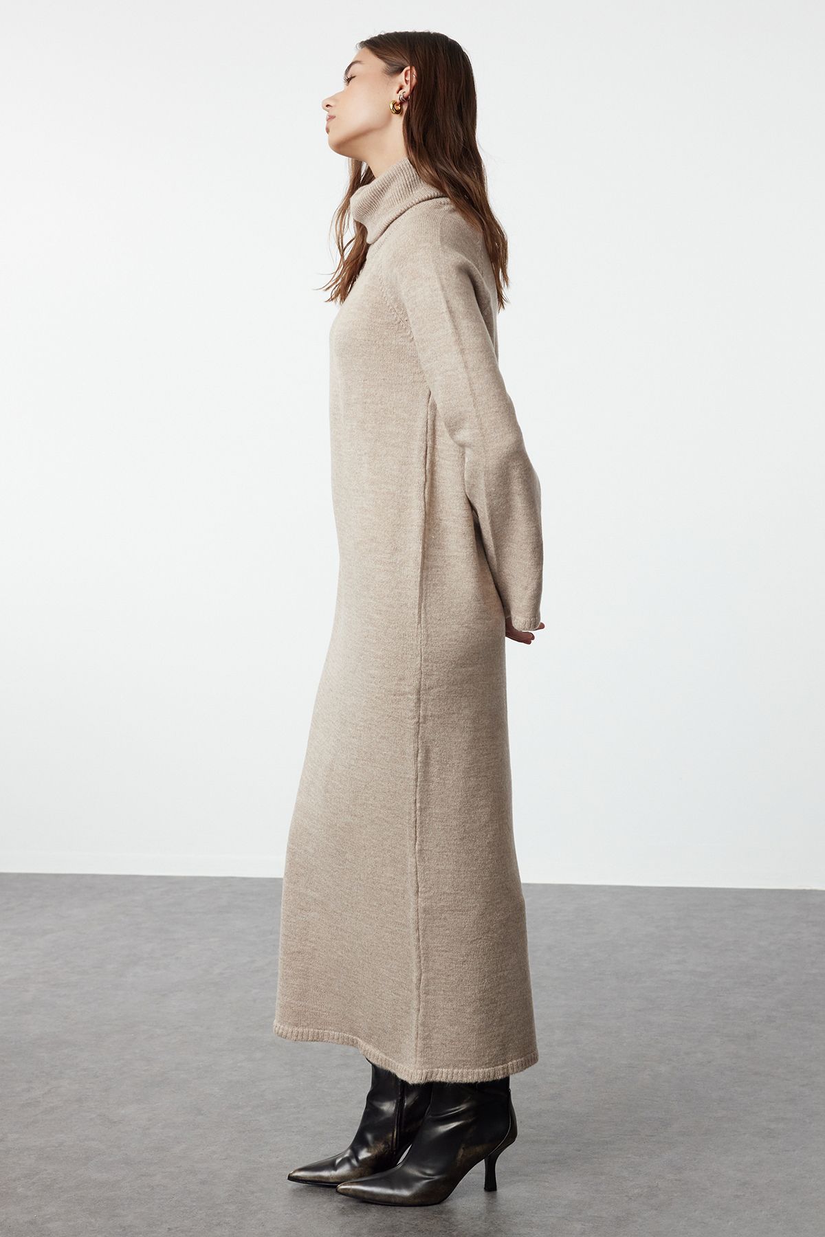 Trendyol Modest-Rollkragen-Strickkleid in Hellbraun – lang und mit weicher Textur TCTAW25EB00009 2