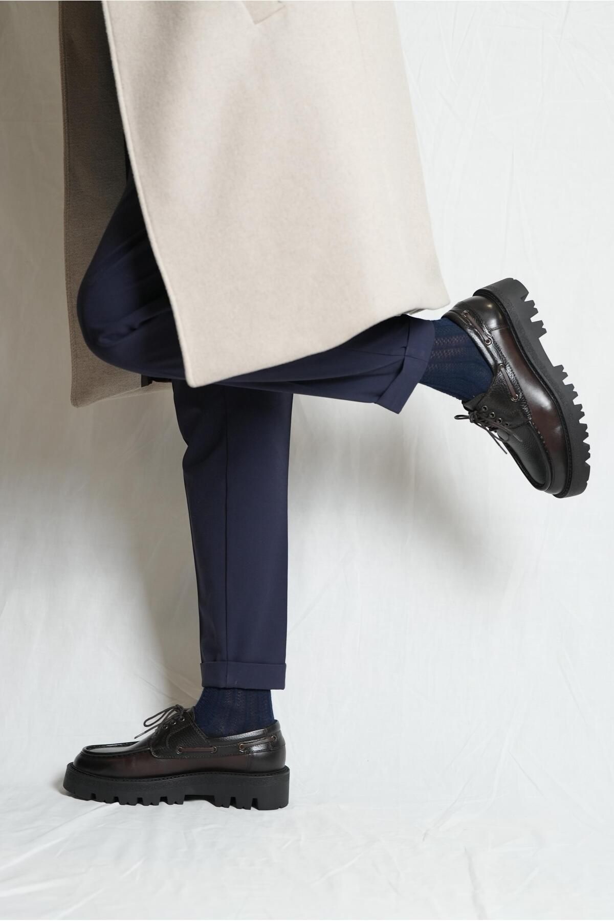 un modèle dortega de la vraie main en cuir avec des chaussures brunes