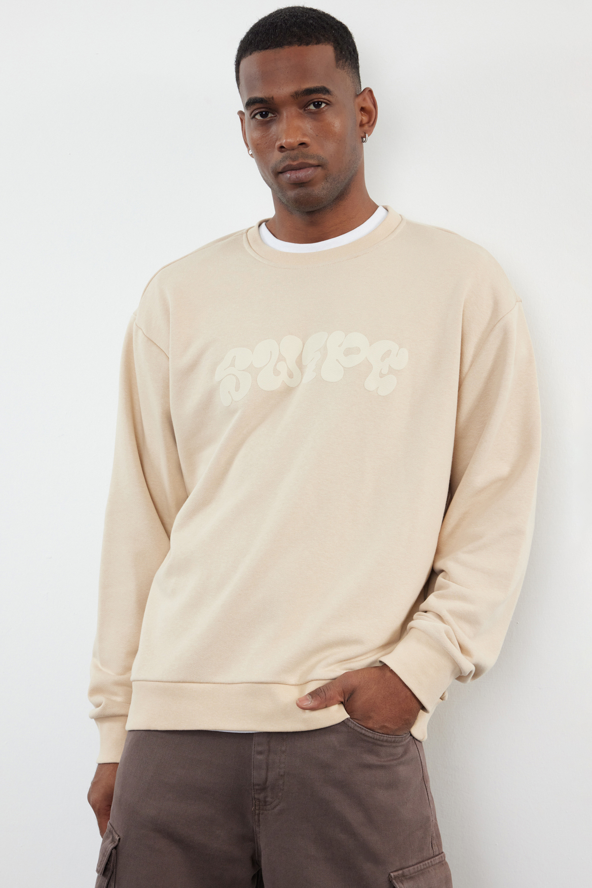 Trendyolmilla Man Bej Oversize/Geniş Kesim Kabartma Baskılı Şardonsuz Sweatshirt TMNAW25SW00046