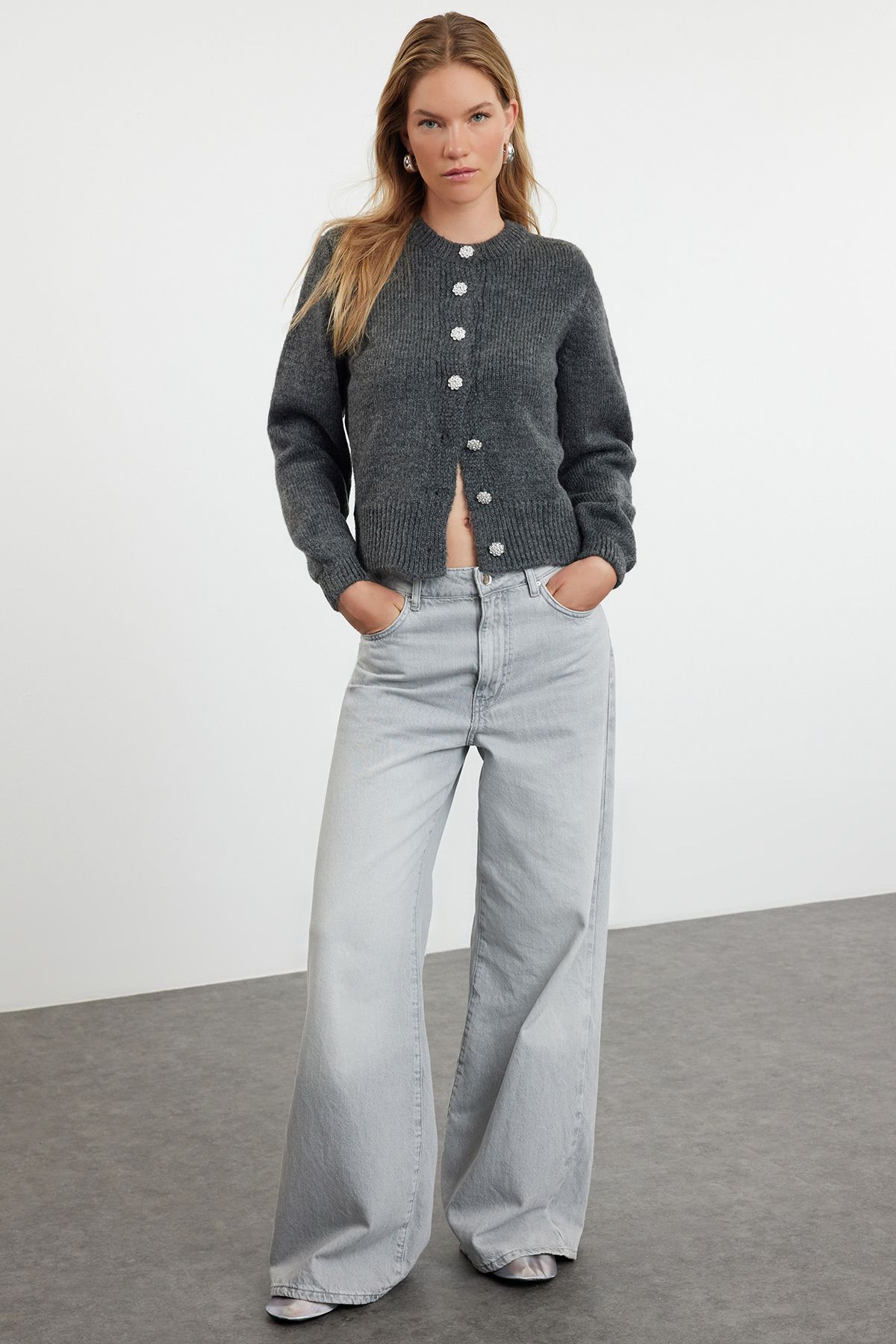 Trendyol Collection-Cardigan din tricotaje antracit cu nasturi bijuterie - textura moale TWOAW21HI0034 2