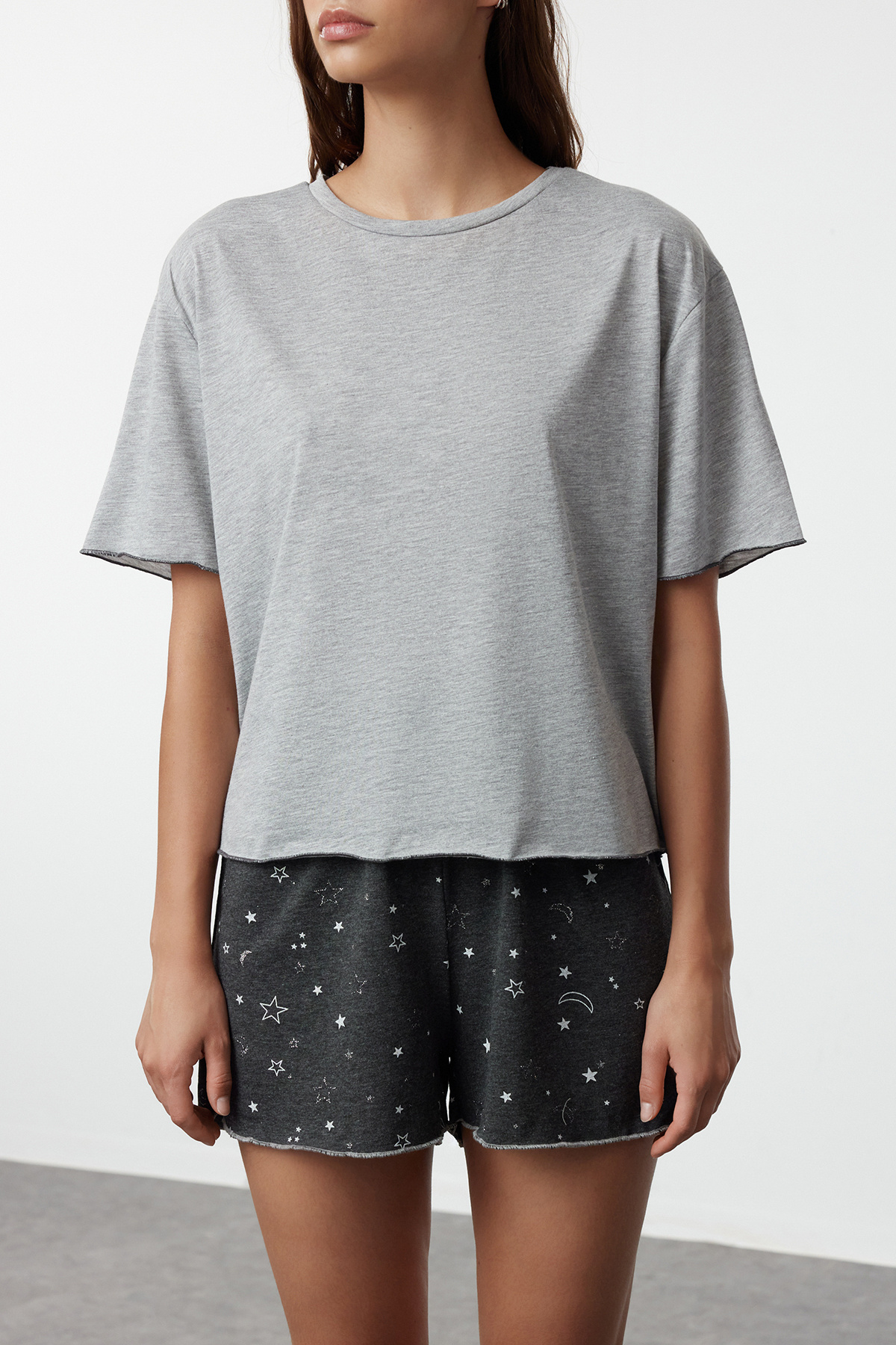 Trendyolmilla  Gri Melanj Galaksi Desenli Baby Overlok Detaylı Şortlu Örme Pijama Takımı THMSS24PT00203 - Görsel 3