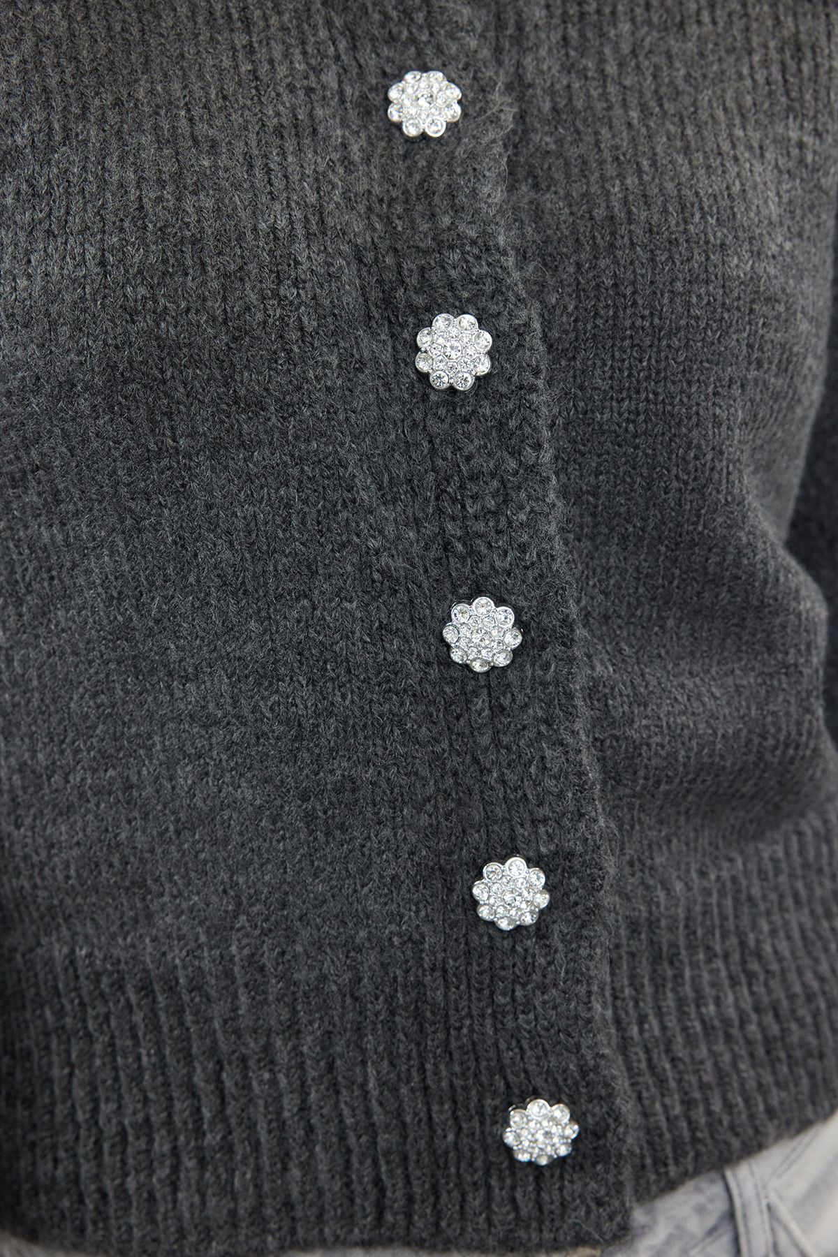 Trendyol Collection-Cardigan din tricotaje antracit cu nasturi bijuterie - textura moale TWOAW21HI0034 4