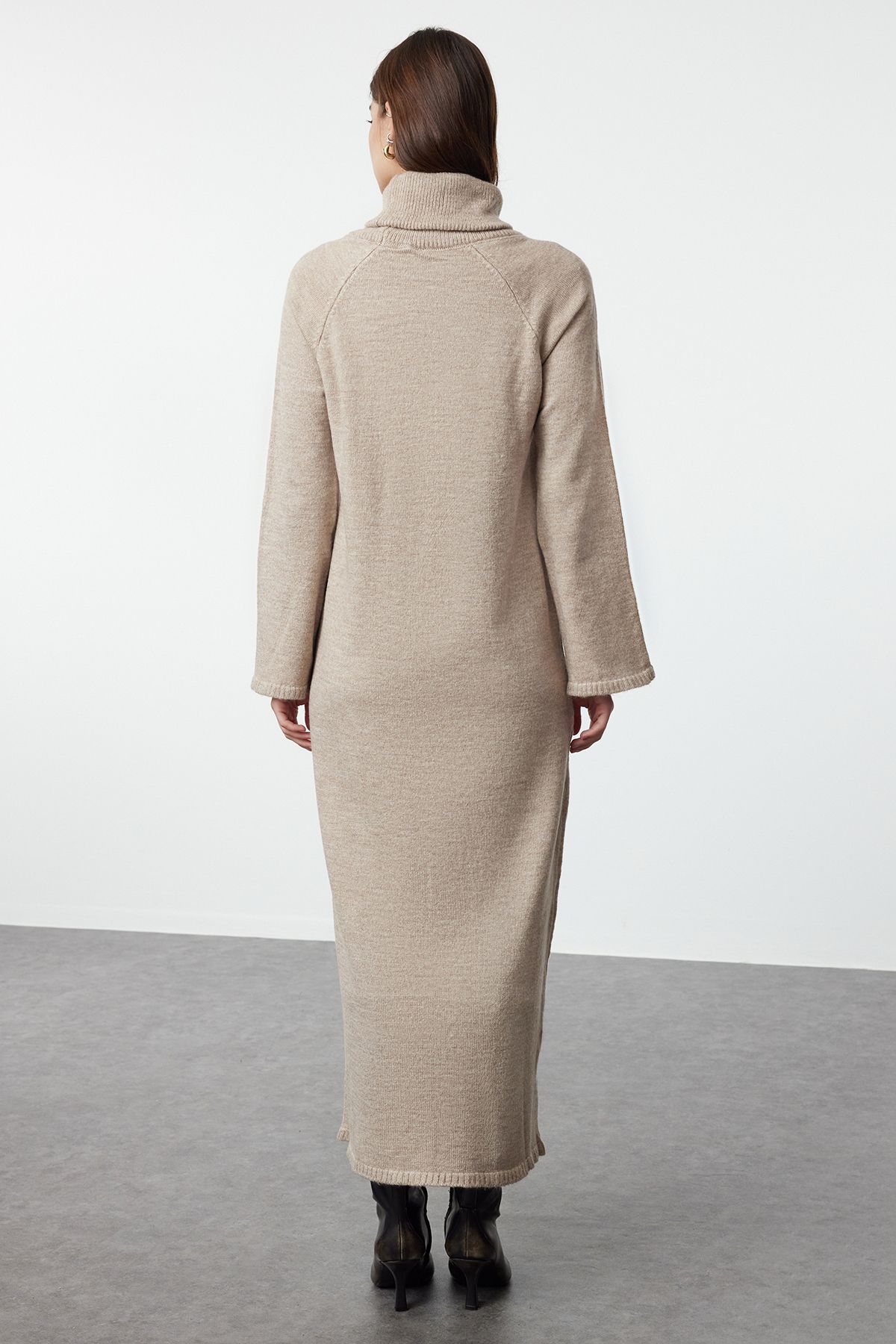 Trendyol Modest-Rollkragen-Strickkleid in Hellbraun – lang und mit weicher Textur TCTAW25EB00009 5