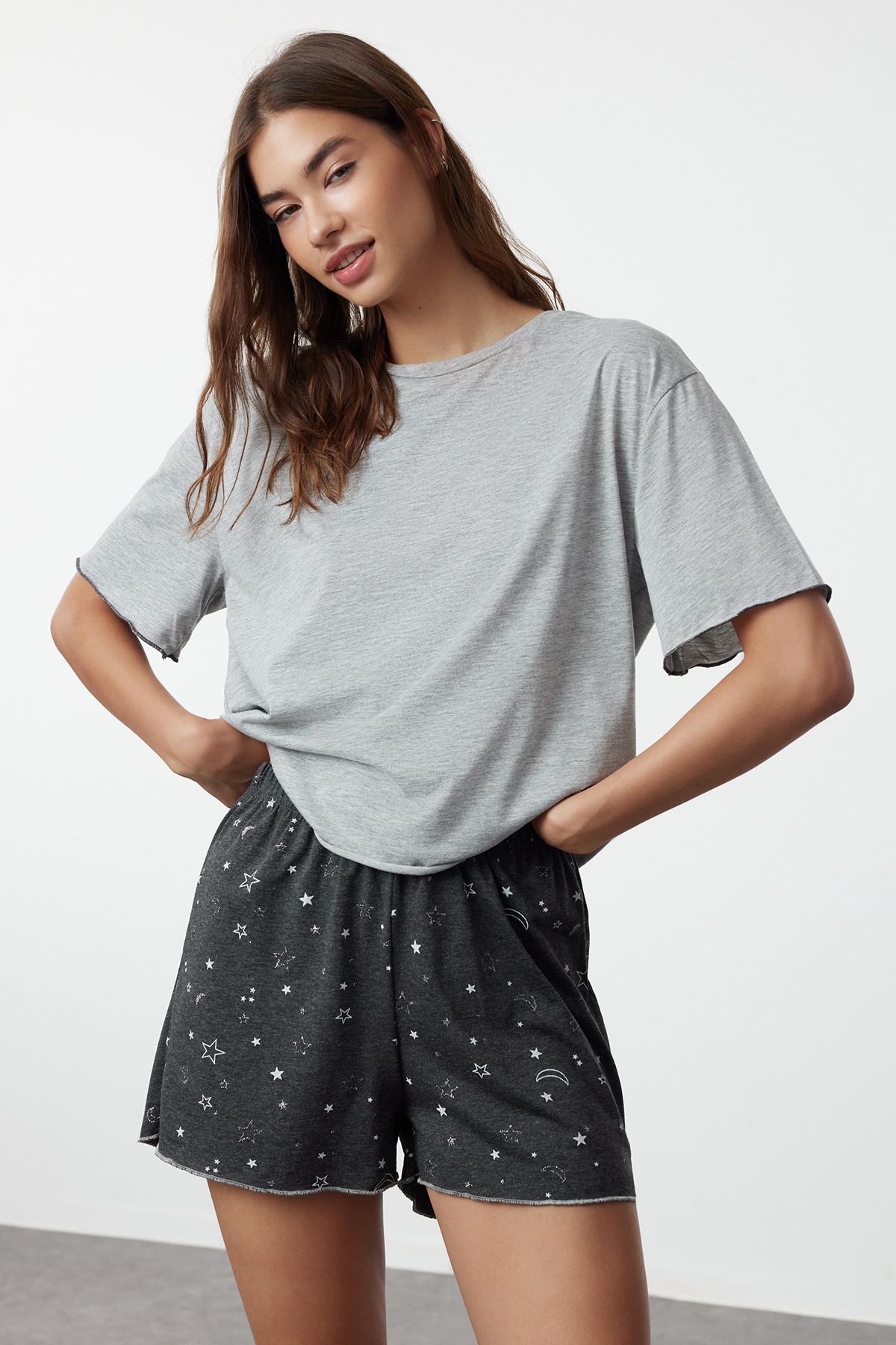 Trendyol Collection Grau meliertes, gemustertes Baby-Overlock-Pyjama-Set mit detaillierten Shorts THMSS24PT00203