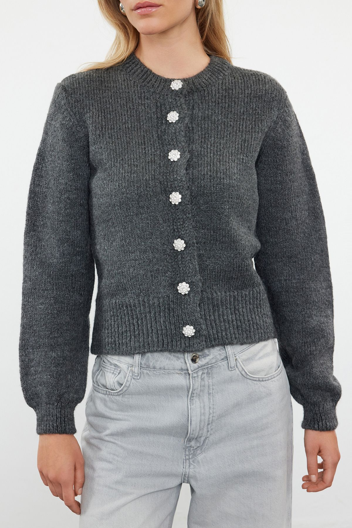 Trendyol Collection-Cardigan din tricotaje antracit cu nasturi bijuterie - textura moale TWOAW21HI0034 3