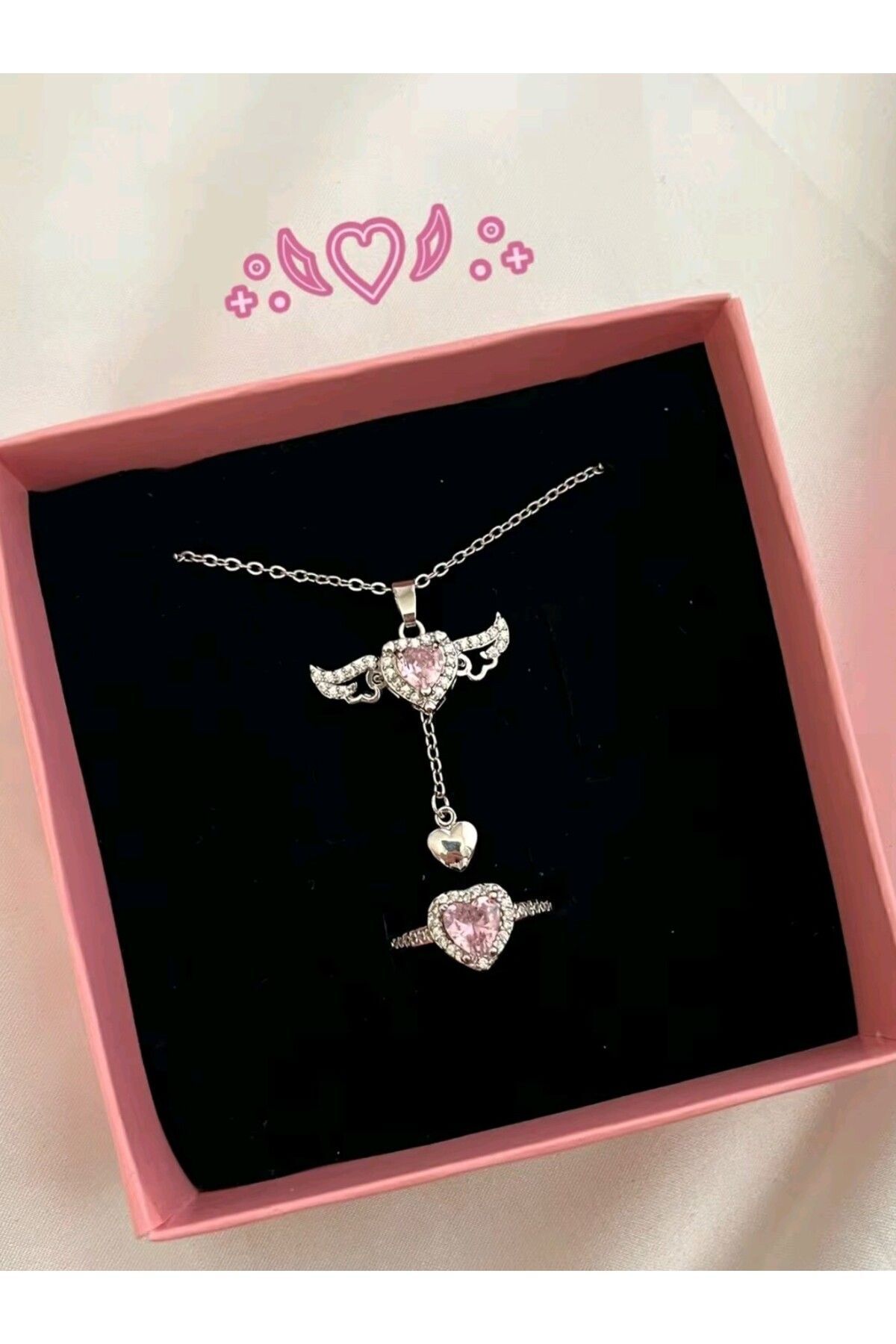 Tekyıldız Jewelry 316L Çelik Gümüş Renk Kanatlı Kalp Figür ve yüzük SET Zirkon Taş Detay Kadın KClariss