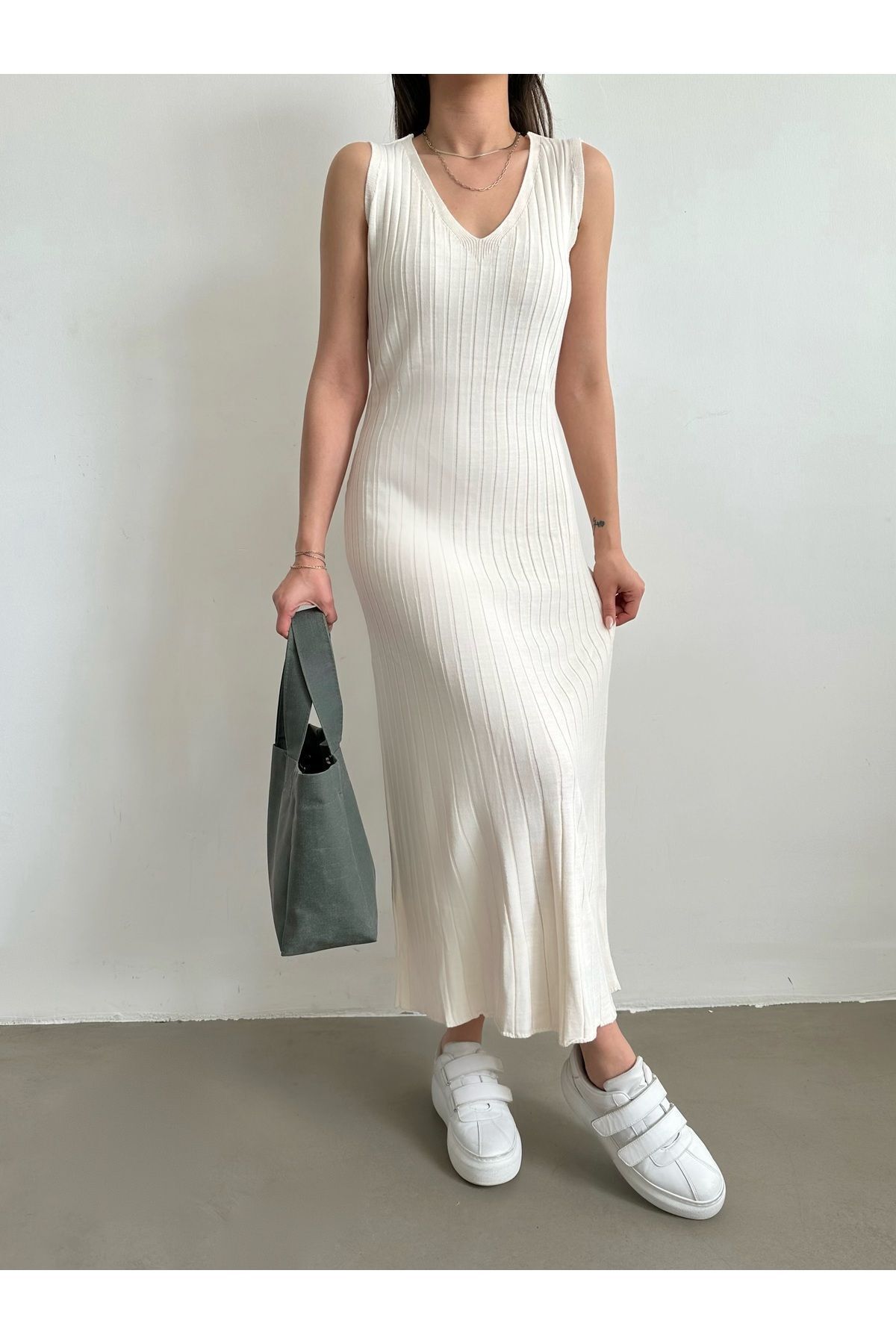 BEJNA-Ecrufarbenes Strickkleid mit V-Ausschnitt und Riemchen für Damen 1