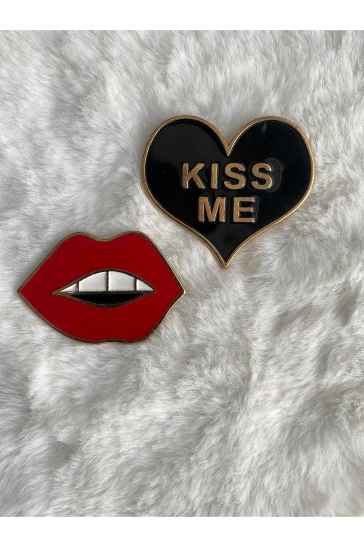 2-Piece Lip Heart Kiss Me Vintage Brooch