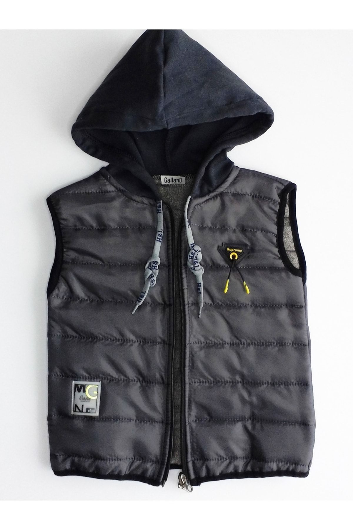 گالاند جلیقه پفی بچهگانه، رنگ دودی خاکستری، الیاف کلاهدار، مناسب فصل، ضخامت متوسط، زیپدار، بدون جیب، دارای آرم، طرح راه راه