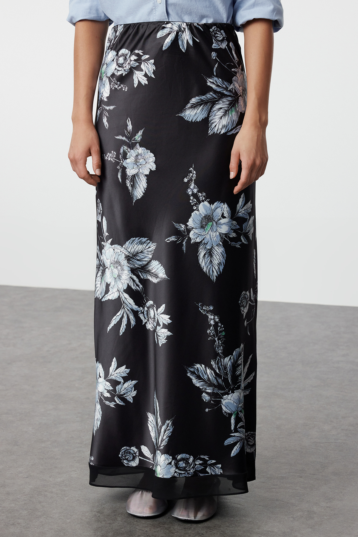 Trendyolmilla  Siyah Saten Desenli Etek Ucu Çift Kat Tül Detaylı Maxi Boy Dokuma Etek TWOSS24ET00237 - Görsel 4