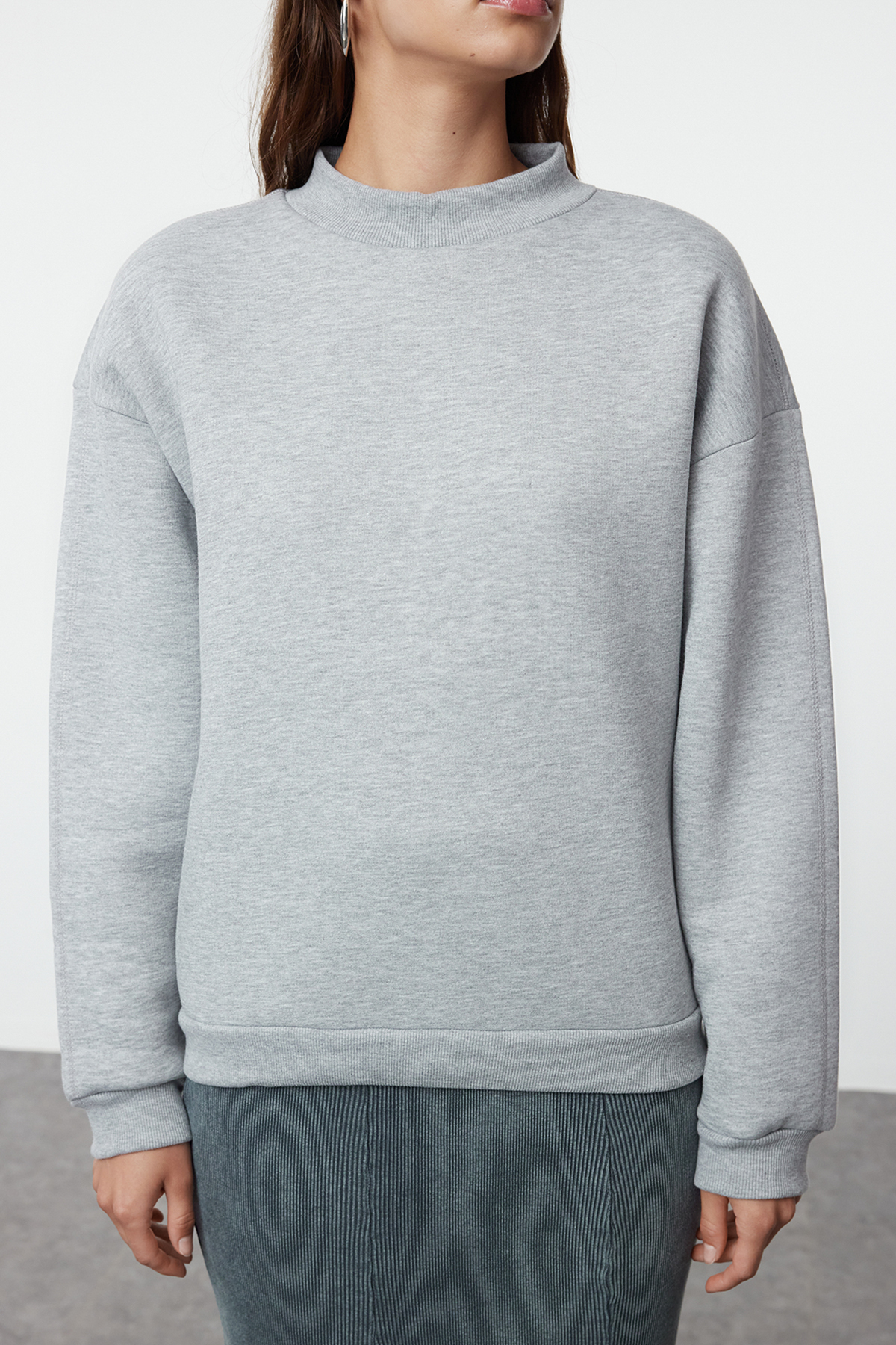 Trendyolmilla  Gri Kalın İçi Polarlı Dik Yaka Relaxed/Rahat Kalıp Örme Sweatshirt TWOAW20SW0584 - Görsel 3
