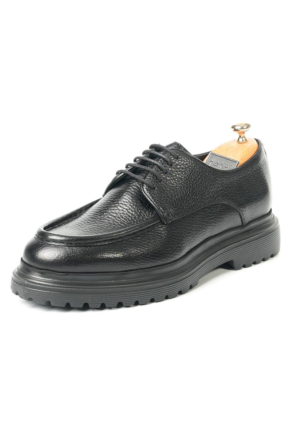 cest un modèle italien noir avec une vraie chaussure en cuir