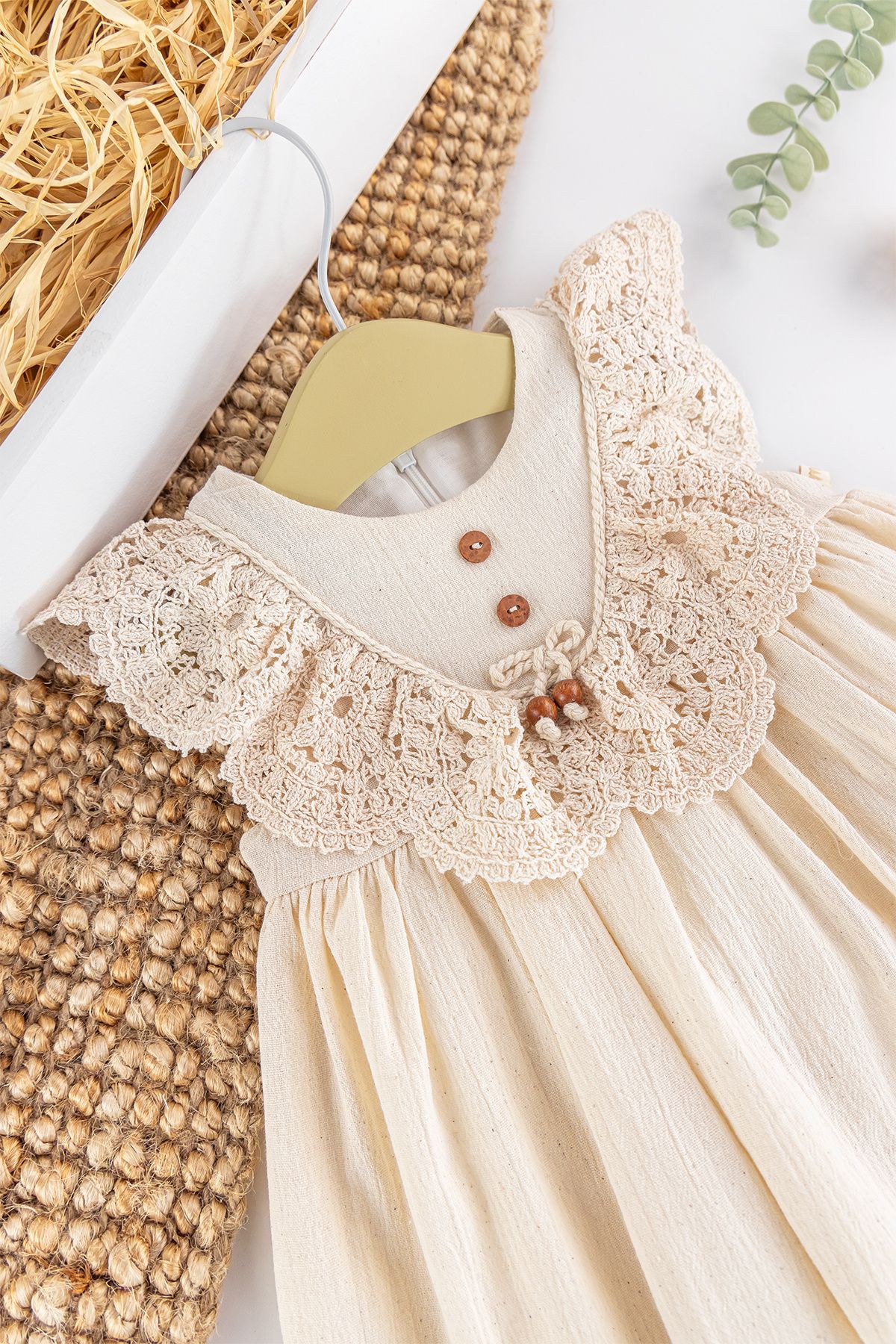 Babymod-Sommerkleid aus Musselin mit Spitzenkragen für Babys 2