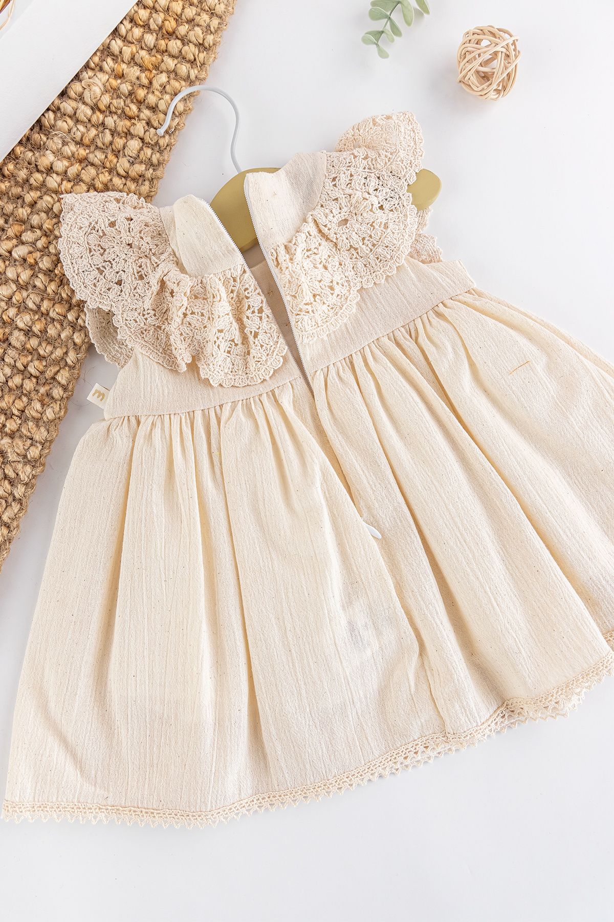 Babymod-Sommerkleid aus Musselin mit Spitzenkragen für Babys 4