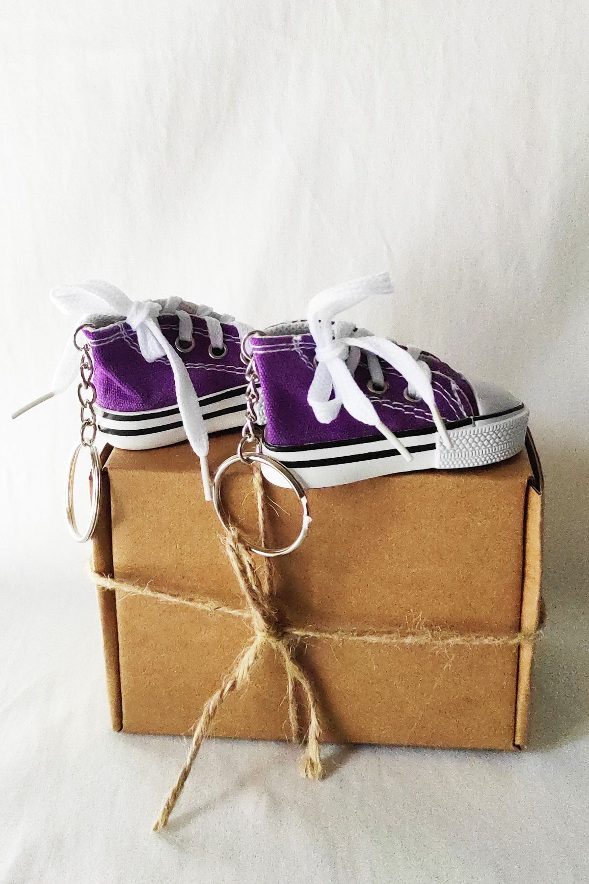 dudu kids Kraft Kutulu Mor Kampüs Ayakkabı Anahtarlık -7 cm -Çanta Süsü -Doğum Günü Hediyesi fotoğrafı 2 (önizleme)