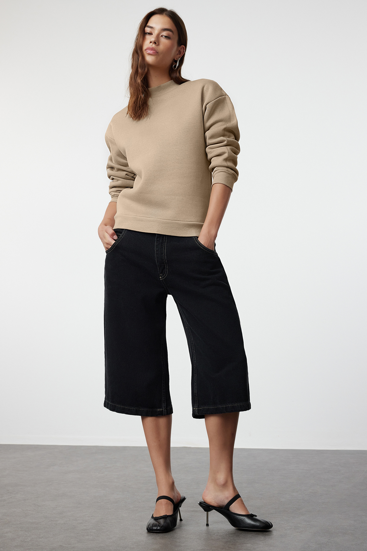 Trendyol Collection Wygodna bluza z polaru taupe z kołnierzem typu stójka TWOAW20sw0584