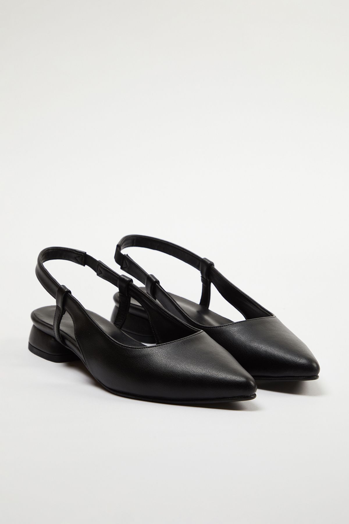 TRENDYOL SHOES-Schwarze Damen-Ballerinas mit offenem Rücken und spitzer Zehenpartie TAKSS24BE00006 1
