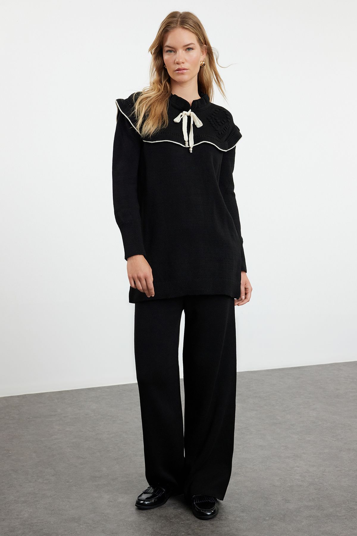 Trendyol Modest-Detailný úpletový spodný oblek s čiernym Ecru rebrovaným golierom TCTAW25US00006 2