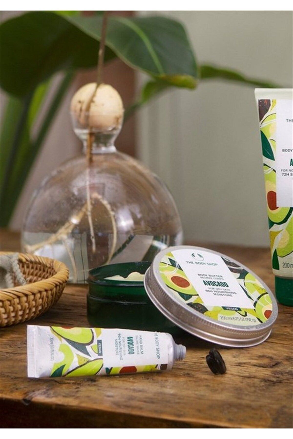 THE BODY SHOP لوسیون بدن آووکادو با خواص مرطوب‌کننده و تغذیه‌دهنده