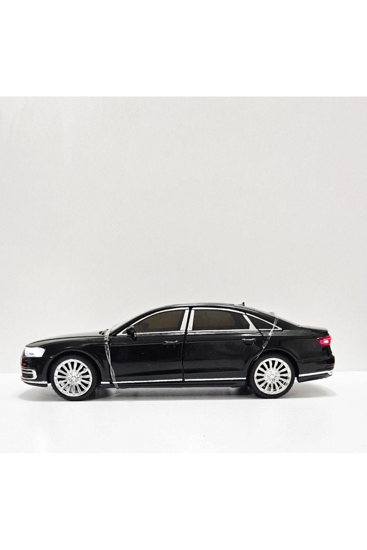 Jutenya Audi A8 1:24 Ölçek Lisanslı Parlak Siyah Işıklı Diecast