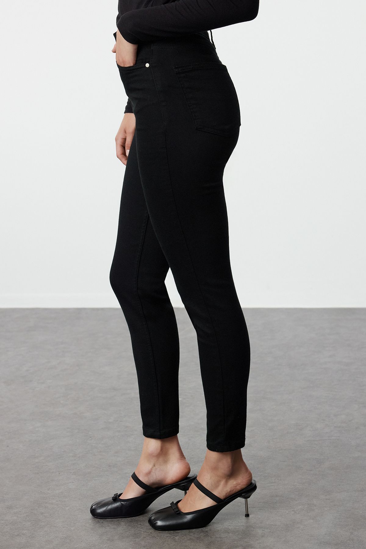 Trendyol Collection-Nieblaknące czarne obcisłe spodnie z wysokim stanem TWOSS19LR0279 4