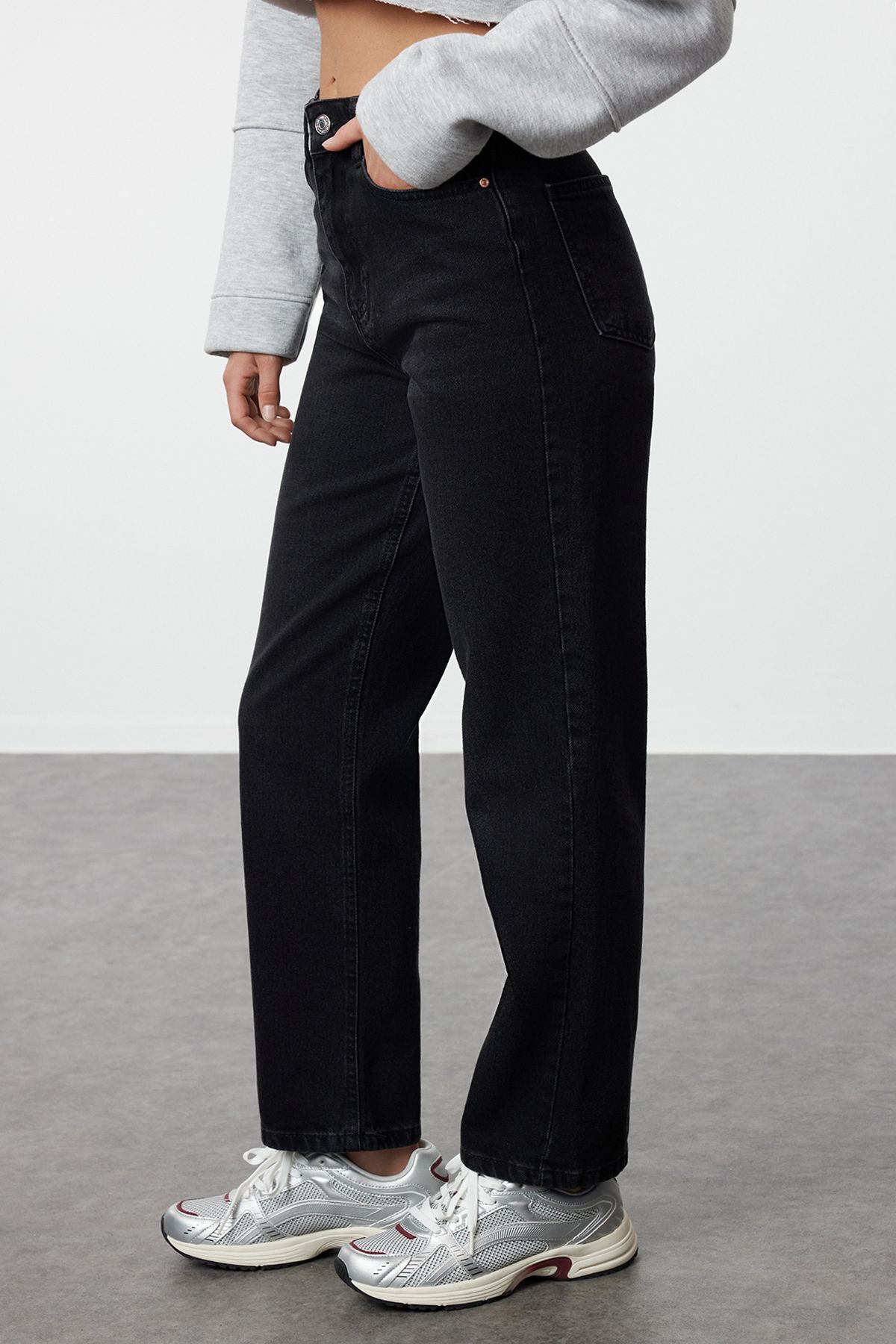 Trendyol Collection-Fekete magas derekú, egyenes farmernadrág TWOSS23JE00089 4