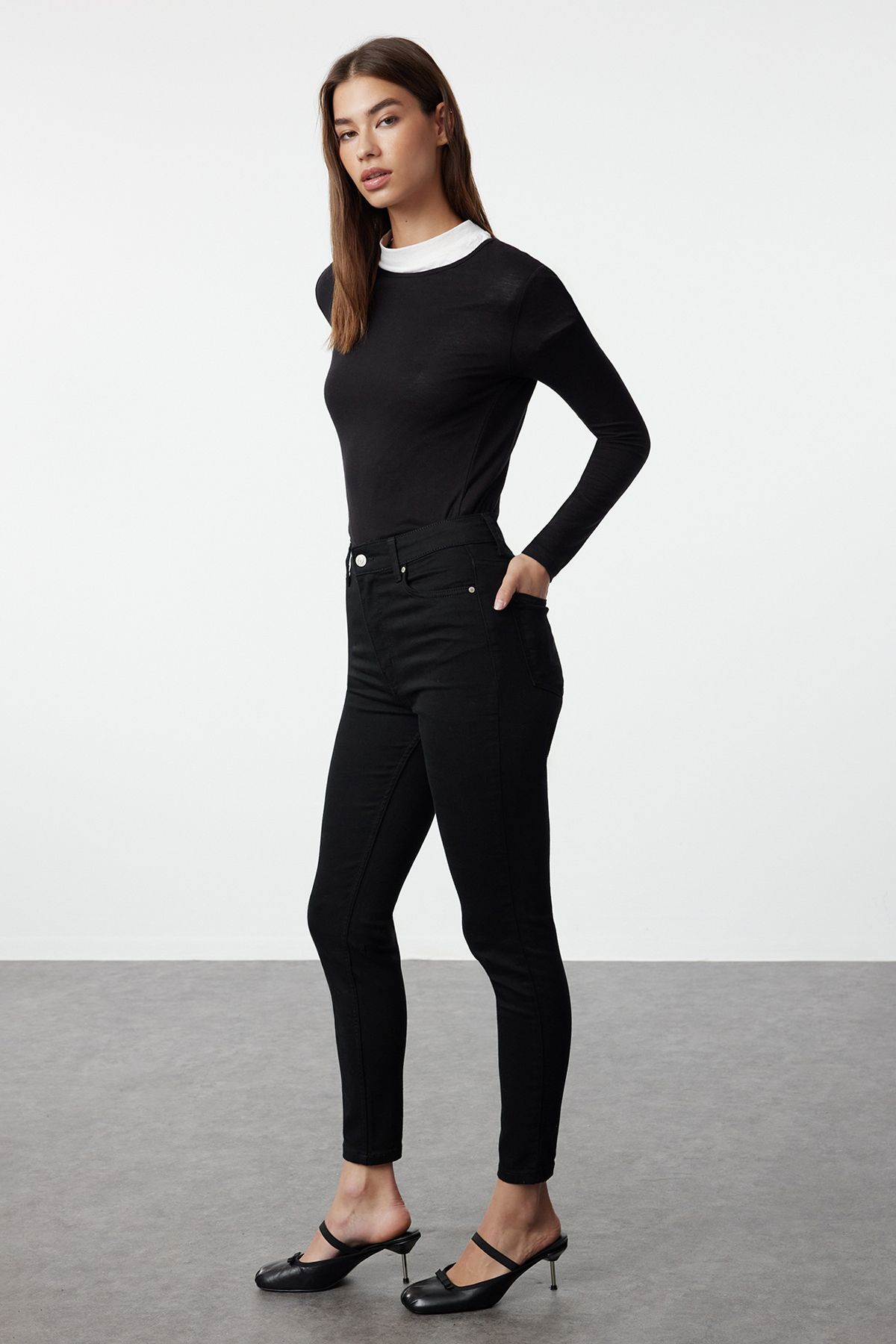 Trendyol Collection-Nieblaknące czarne obcisłe spodnie z wysokim stanem TWOSS19LR0279 2