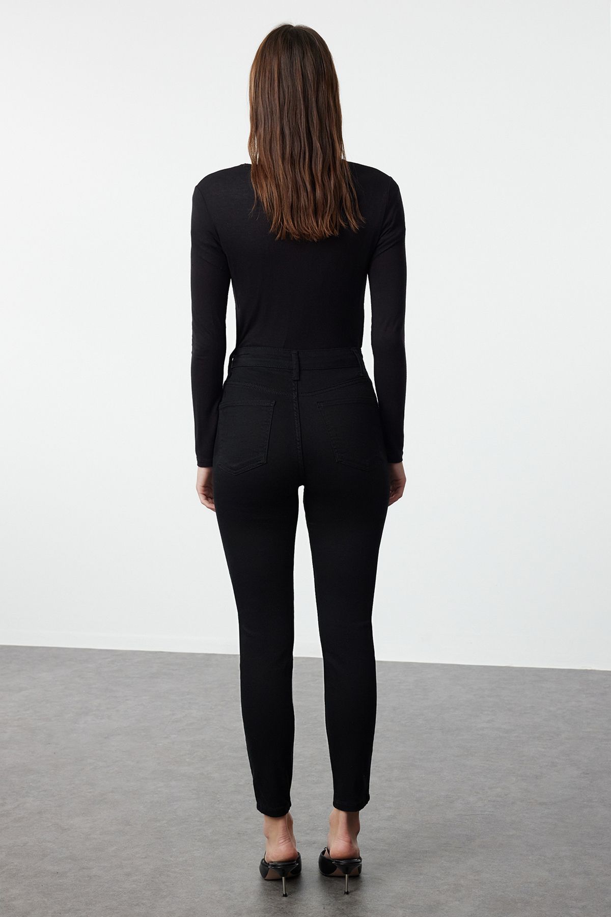 Trendyol Collection-Nieblaknące czarne obcisłe spodnie z wysokim stanem TWOSS19LR0279 5
