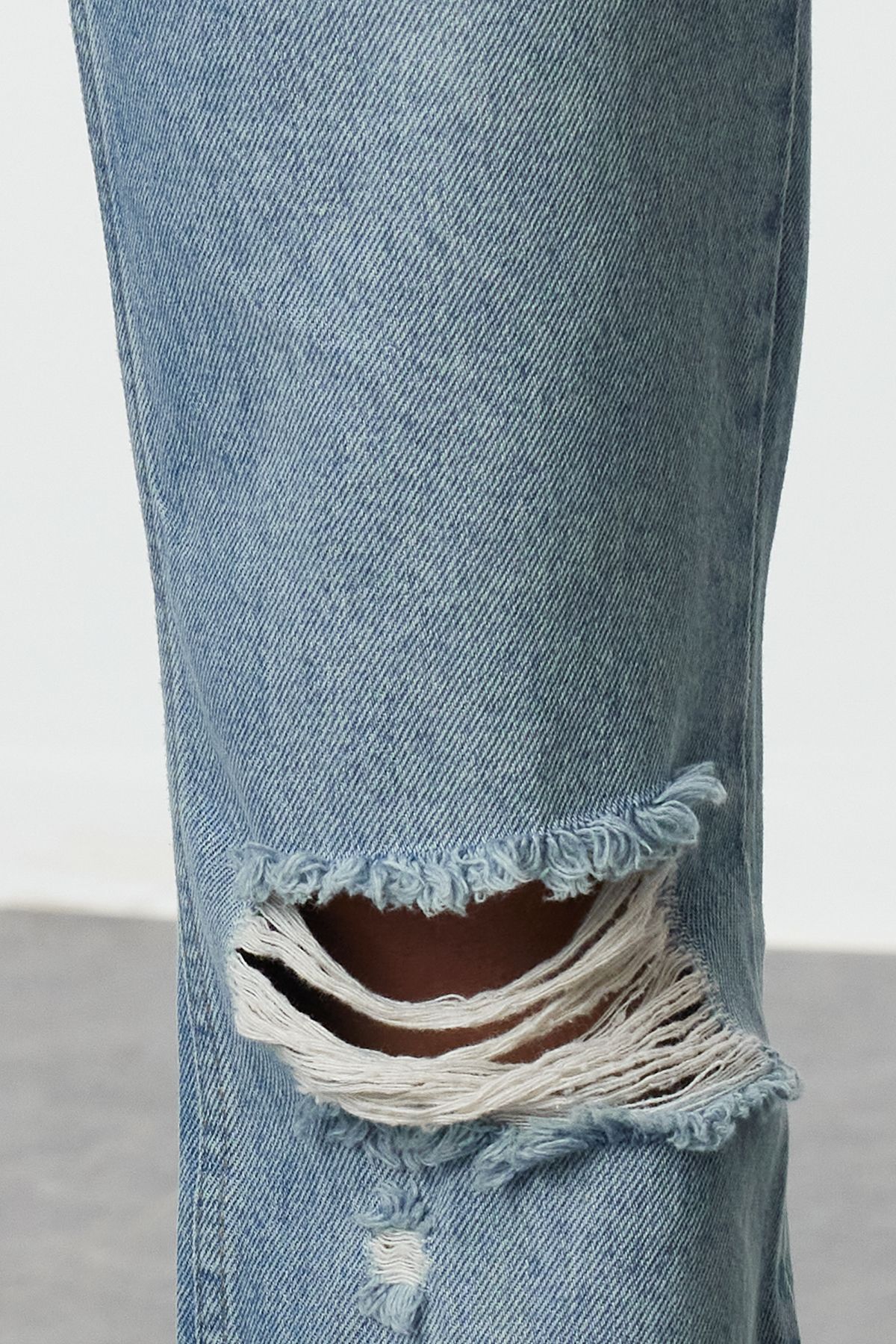 Trendyol Collection-Blue Ripped Detailed High Waist Flare Jeans TWOSS22JE0440 3