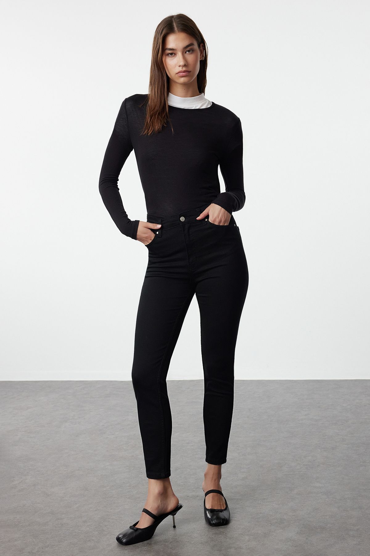 Trendyol Collection Nieblaknące czarne obcisłe spodnie z wysokim stanem TWOSS19LR0279