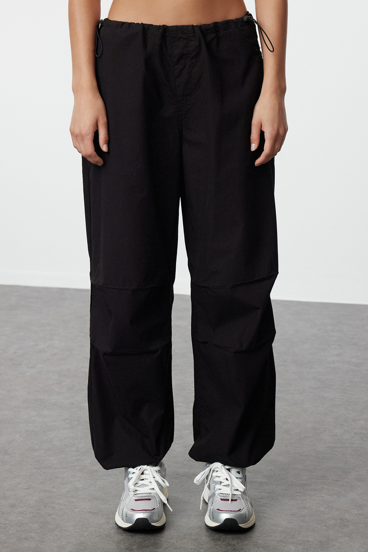 Trendyolmilla  Siyah Stoperli Normal Bel Paraşüt Pantolon TWOAW23JE00738 - Görsel 4