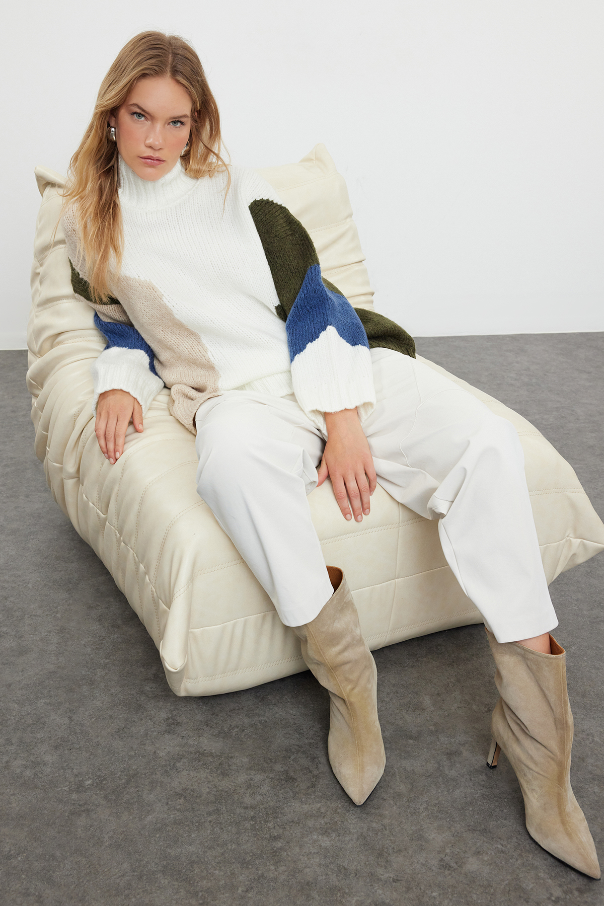 Trendyol Collection Ecrufarbener Strickpullover mit Farbblockierung – weite Passform, weiche Textur TWOAW20XS0047