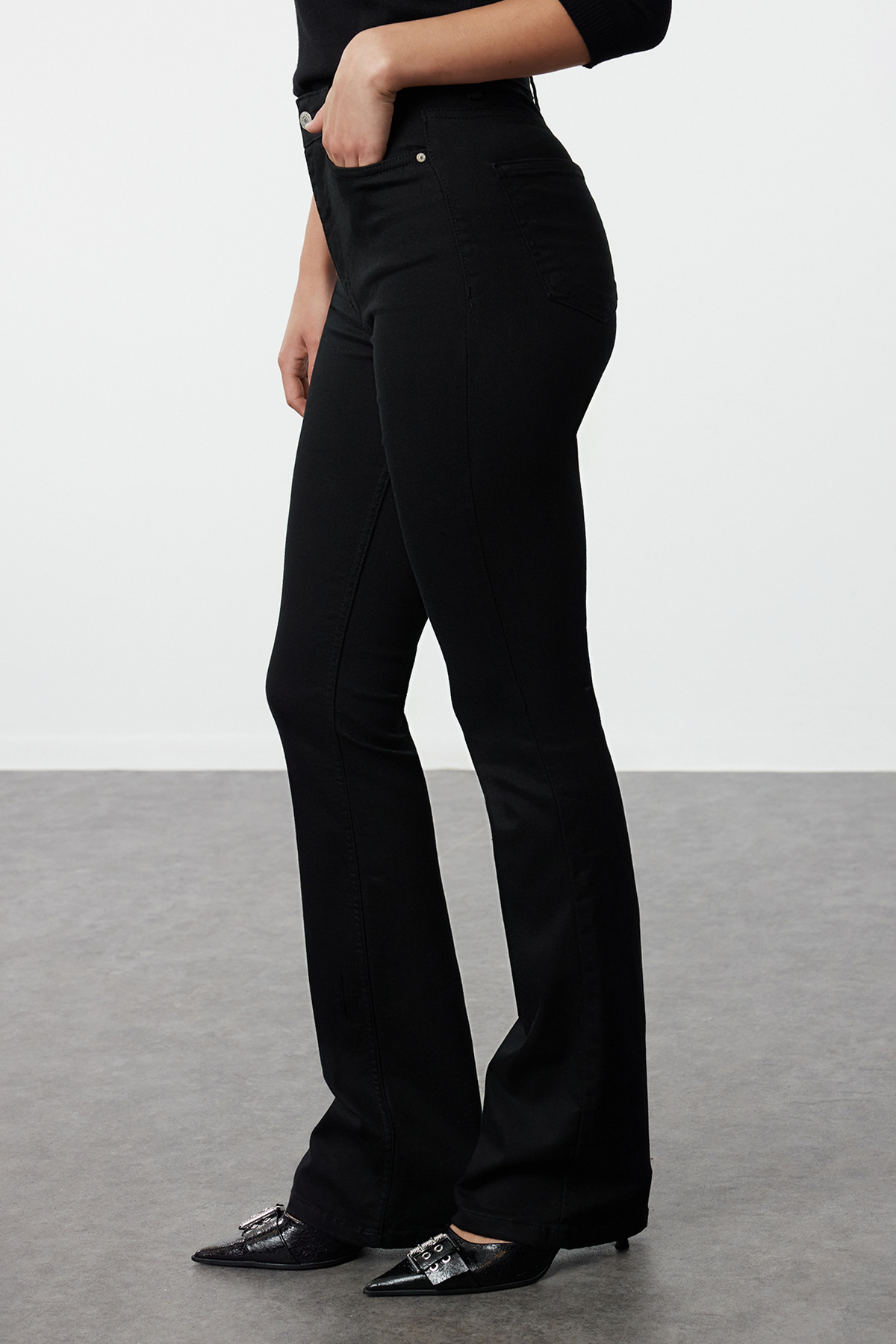 Trendyolmilla  Solmayan Siyah Toparlayıcı Yüksek Bel Ekstra Esnek Flare Esnek Jeans TWOAW23JE00250 - Görsel 4