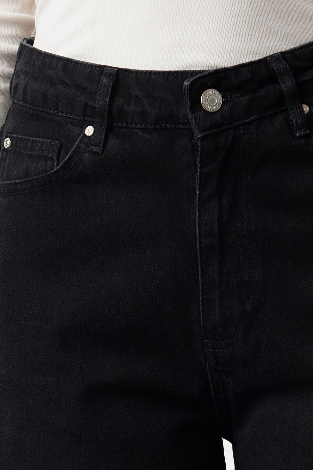 Trendyol Collection-Schwarze High-Bel-Mom-Jeans TWOSS20JE0108 3